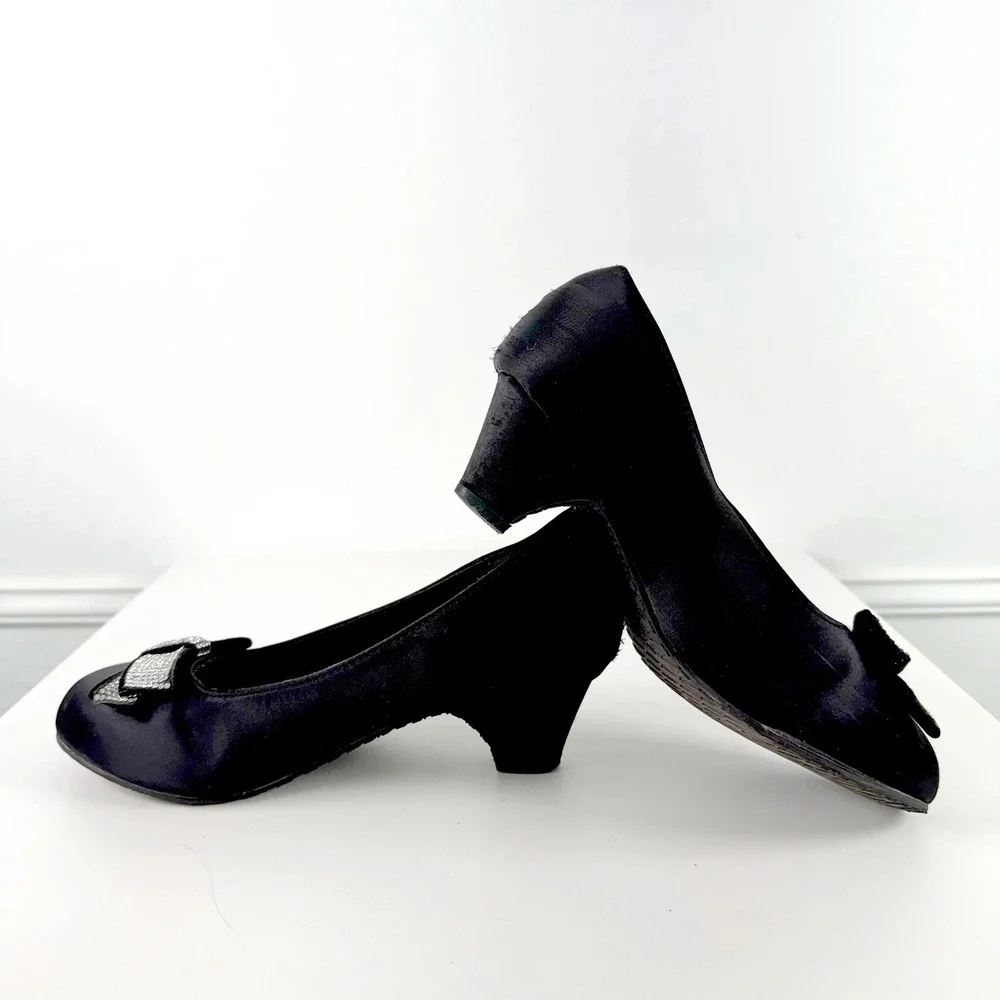 Kenneth Cole Reaction Dorothy Swirl Kids Size 4 Black Satin Rhinestone Bow Heels